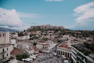 从空中俯瞰雅典，城市景观令人惊叹，蓝天映衬下的雅典卫城格外醒目