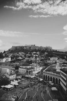 雅典单色鸟瞰图，背景是标志性的雅典卫城，天空多云