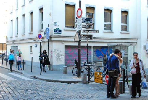 Arnavut kaldırımlı sokak, parke taşı, sokak içeren Ücretsiz stok fotoğraf