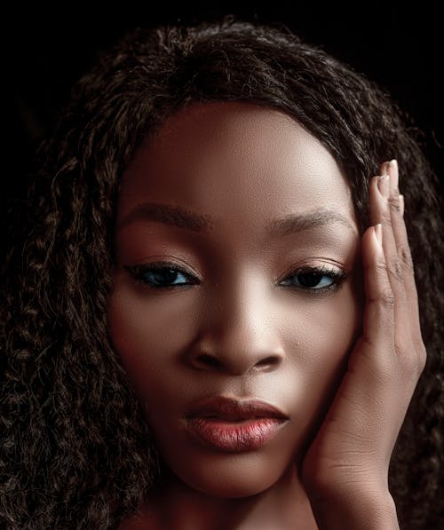 Бесплатное стоковое фото с афро-американка, выражение лица, вьющиеся волосы