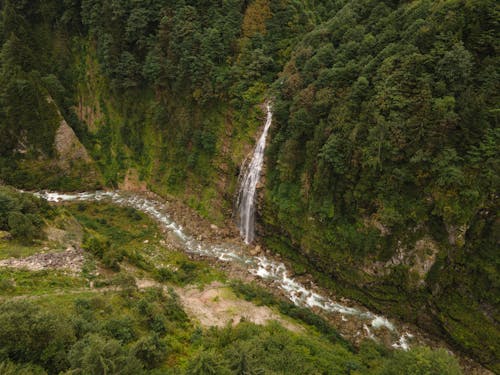 Foto d'estoc gratuïta de arbres verds, cascades, foto des d'un dron