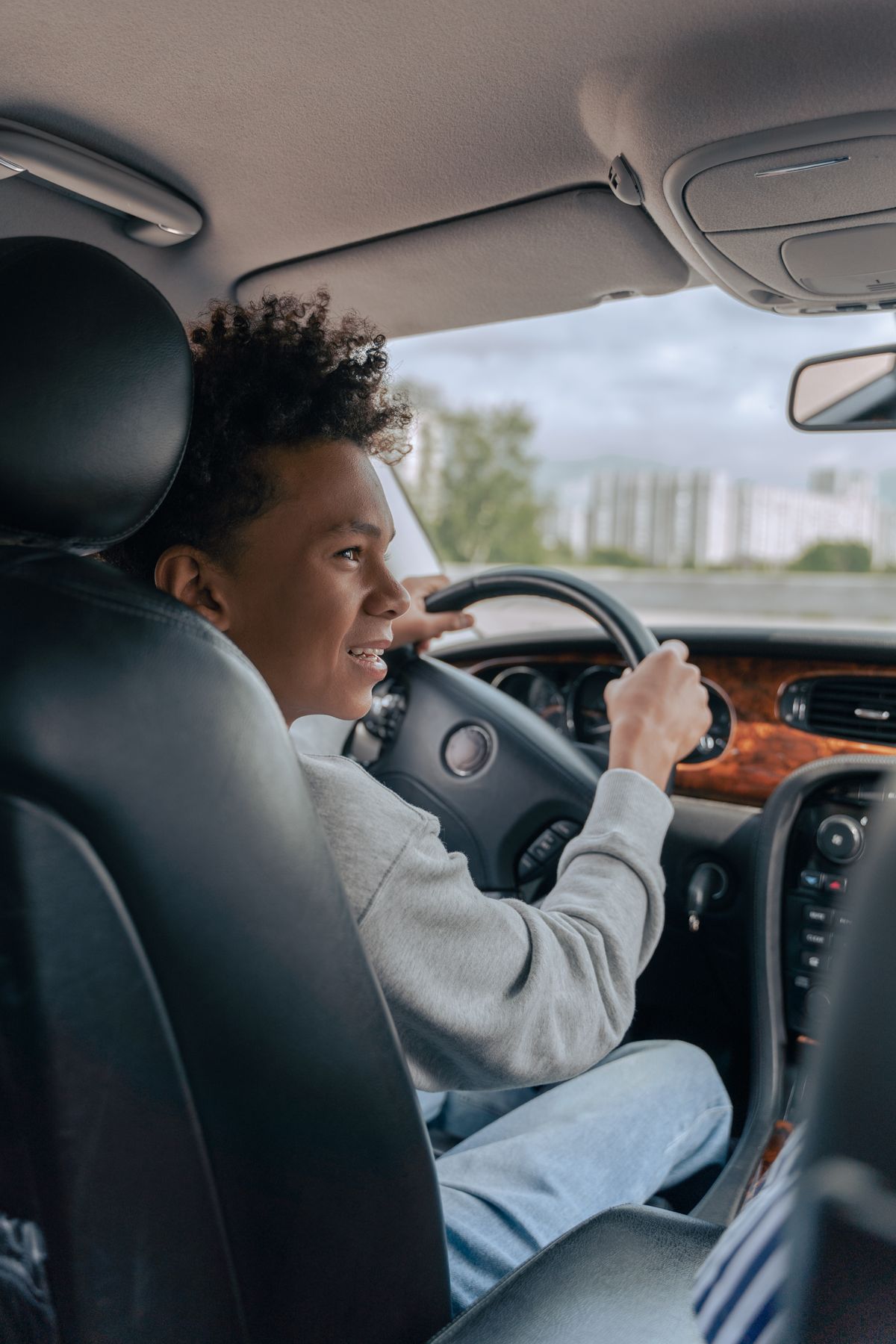 Élève au volant pendant une leçon