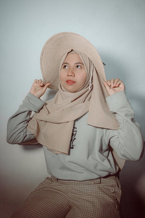 Ilmainen kuvapankkikuva tunnisteilla college-pusero, hattu, hijab