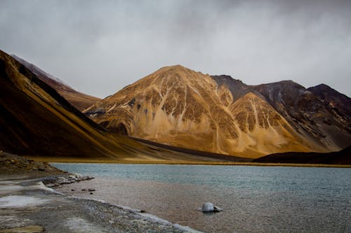 Brown Mountain Hills Nabij Zee