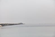 巴林雾天，平静的大海绵延至法赫德国王堤道