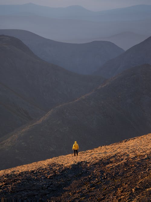 Δωρεάν στοκ φωτογραφιών με backpacker, βουνά, ελεύθερος χρόνος