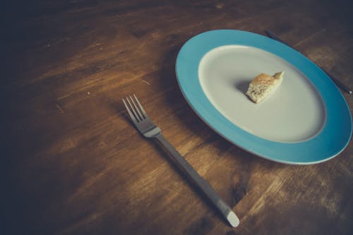 бесплатная Хлеб на синей круглой тарелке Стоковое фото