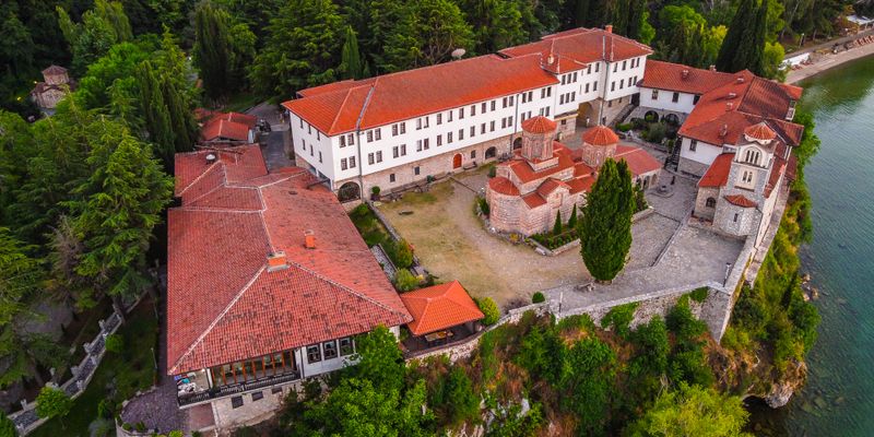 El monasterio de San Naum junto al lago Ohrid, desde el aire
