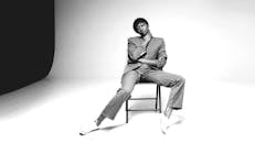 工作室环境中，时尚女模特的肖像展示了现代时尚与自信的姿势