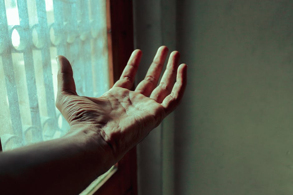 Mână întinsă spre lumină reprezentând deschiderea și receptivitatea în vise