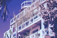 菲律宾一座现代化多层建筑的阳台上种植着绿色植物