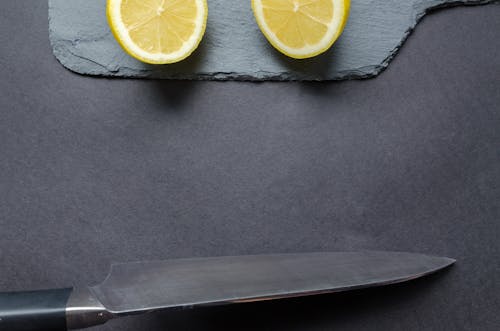 スライスしたレモンとグレーのナイフ