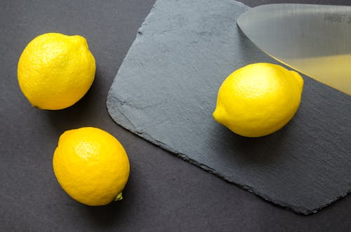Kostenlos Drei Zitronen Auf Grauer Oberfläche Stock-Foto