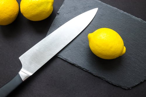 免費 檸檬在廚刀附近的攝影 圖庫相片