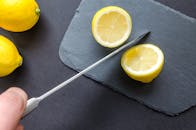 将新鲜柠檬放在石板上，准备用刀切片