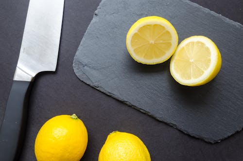 Limones En Rodajas Sobre Superficie Negra