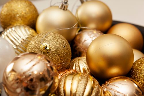 Free A collection of elegant gold and white Christmas baubles perfect for holiday decor. Stock Photo
