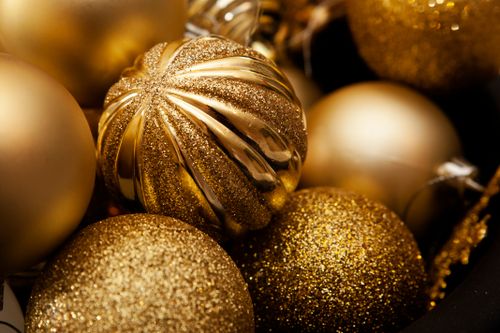 Free Close-up of gold Christmas ornaments beautifully arranged with glitter detail. Stock Photo