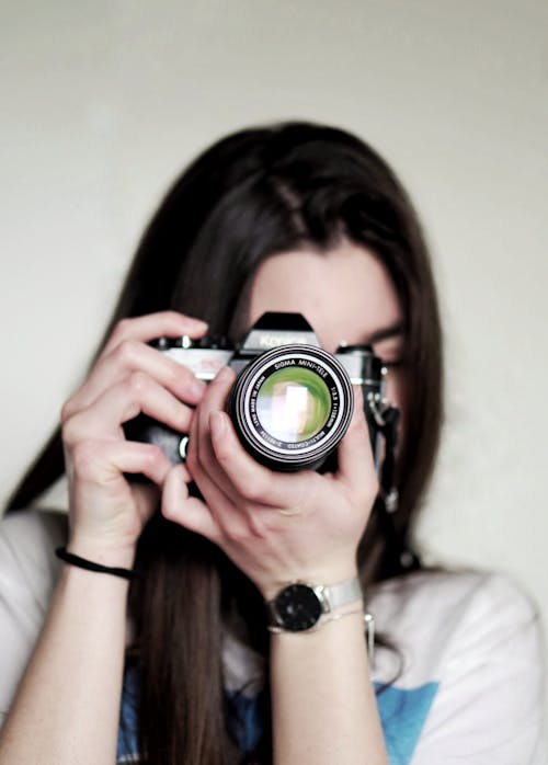 Dslr 카메라를 사용하여 사진을 찍는 여자