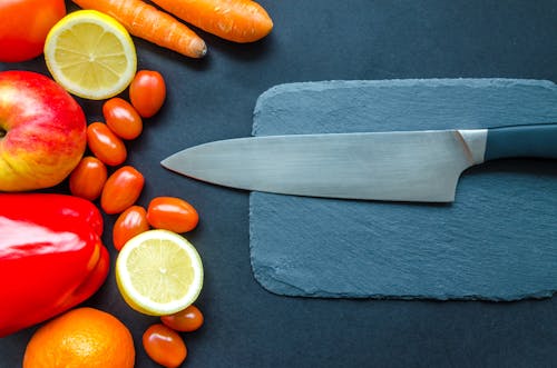 Schwarzes Küchenmesser Mit Obst Und Gemüse Auf Dem Tisch