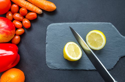 Rodajas De Limón Sobre Una Tabla De Cortar Gris