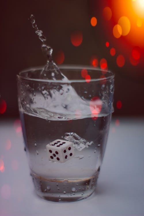 Immagine gratuita di acqua, bicchiere, dado