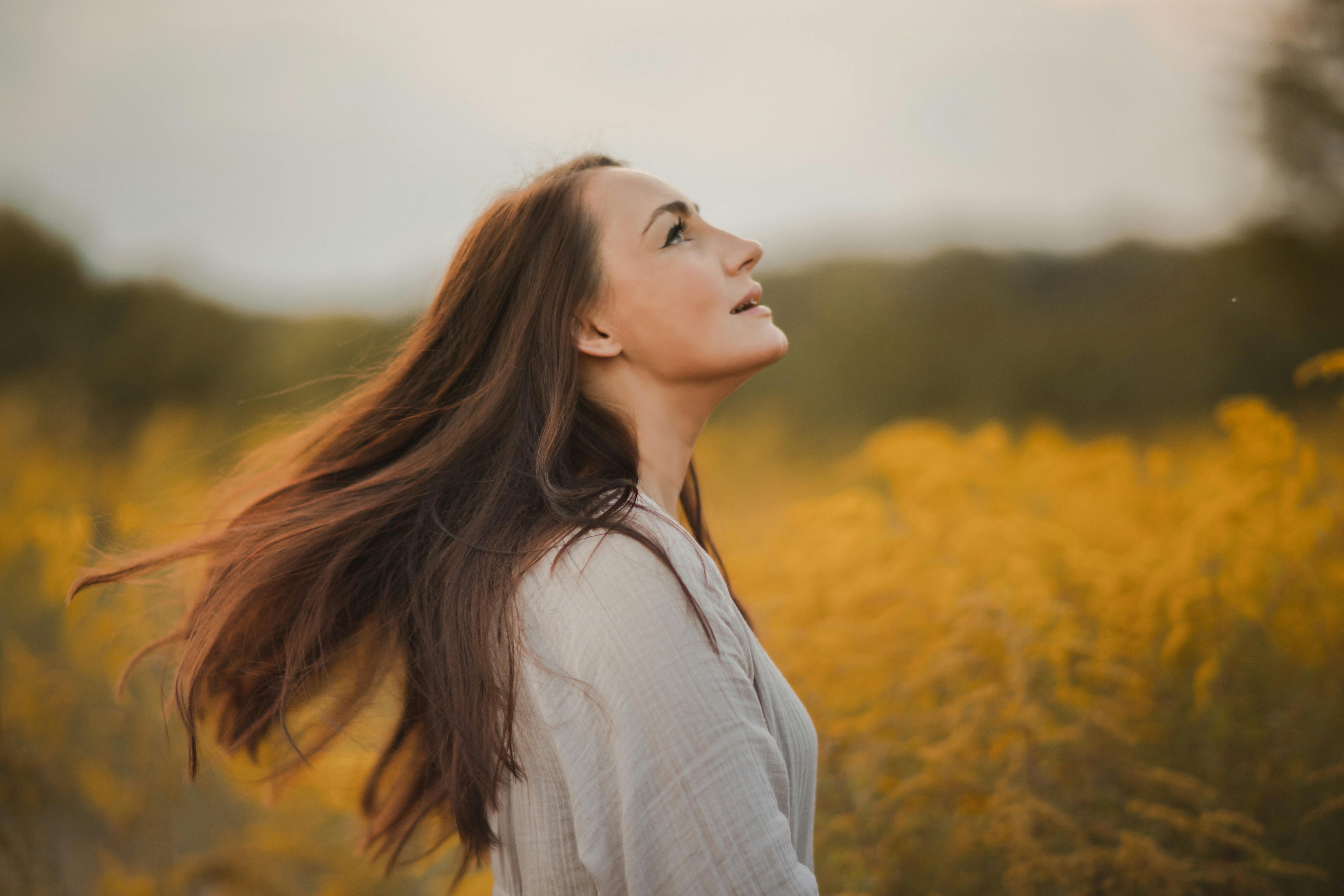 sorridente ragazza spazzole lungo salutare capelli con spazzola per capelli  dopo doccia nel Camera da letto. cura dei capelli cosmetici anno Domini  11898102 Stock Photo su Vecteezy