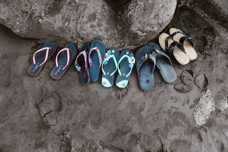 Badeschuhe am Strand