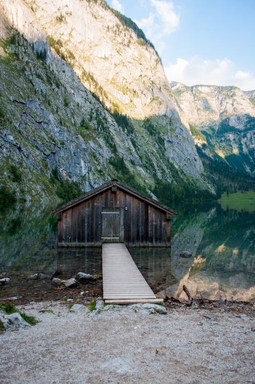 Brown Wooden Dock In Der Nähe Von Rocky Cliff