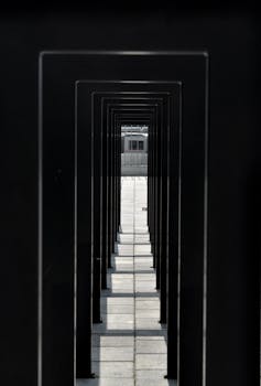 探索现代城市通道中，那些具有强烈几何线条和极简主义设计的对称性