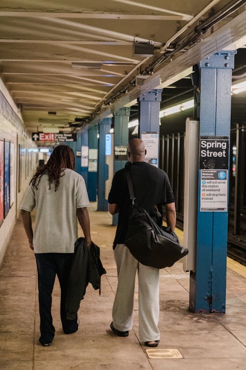 Foto stok gratis berjalan, lelaki kulit hitam, platform kereta bawah tanah