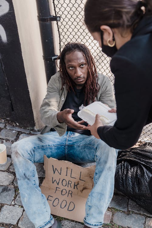 Gratis stockfoto met Afro-Amerikaanse man, bedelaar, dakloos