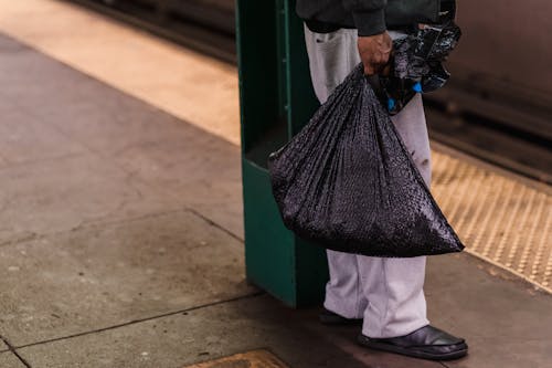 Fotobanka s bezplatnými fotkami na tému držanie, muž, podzemná dráha