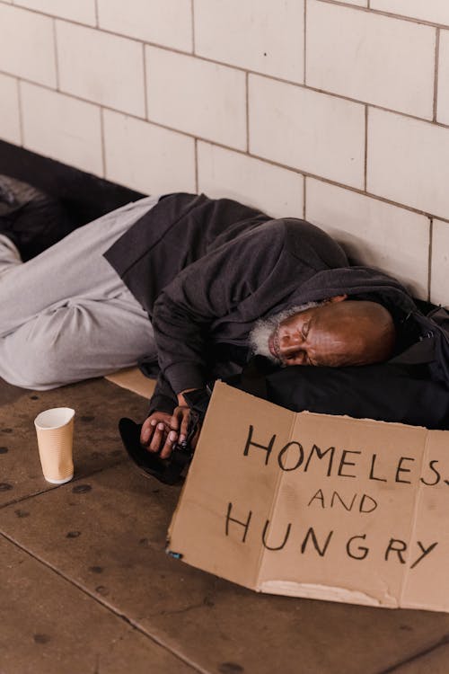 Бесплатное стоковое фото с бездомный, бездомный и голодный, вертикальный выстрел