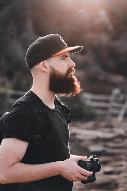 Foto profissional grátis de barba, boné, câmera