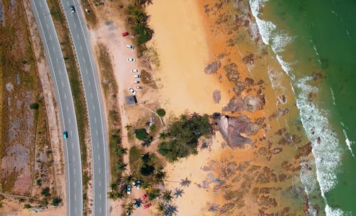 бесплатная Аэрофотоснимок побережья возле двух полос широкой дороги Стоковое фото