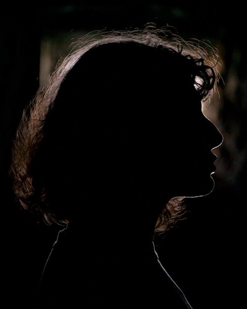 Kostnadsfri bild av bakgrundsbelyst, kvinna, mörk