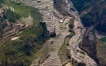 俯瞰印度乡村的梯田与河流，展现自然美景与农业风貌