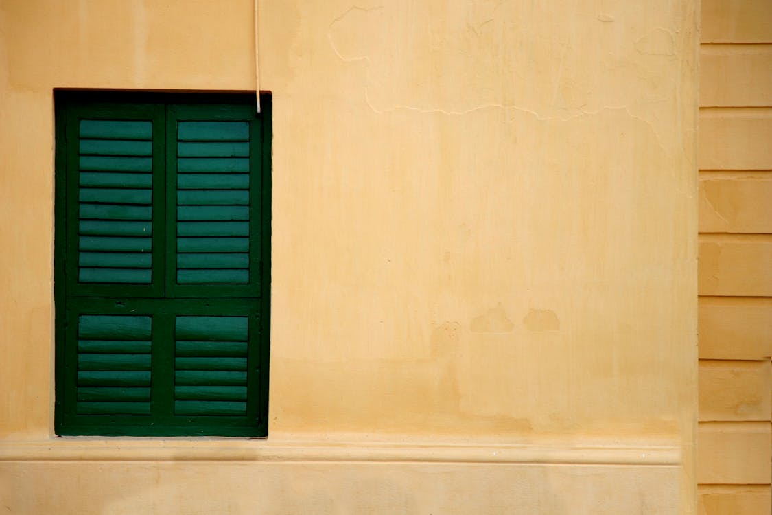 Imagine de stoc gratuită din fereastră verde, jaluzele, perete galben