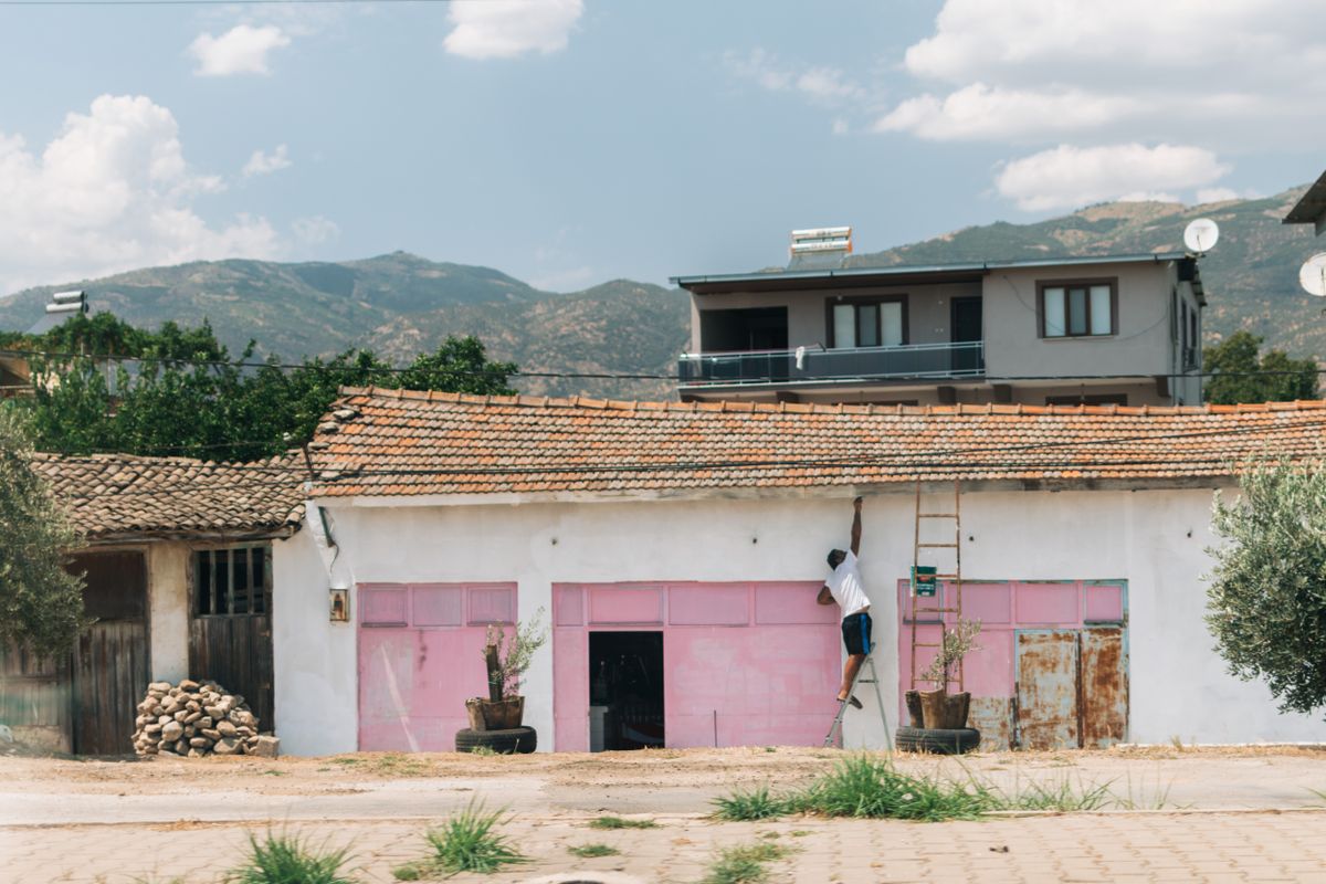 Casă cu garaj la marginea drumului