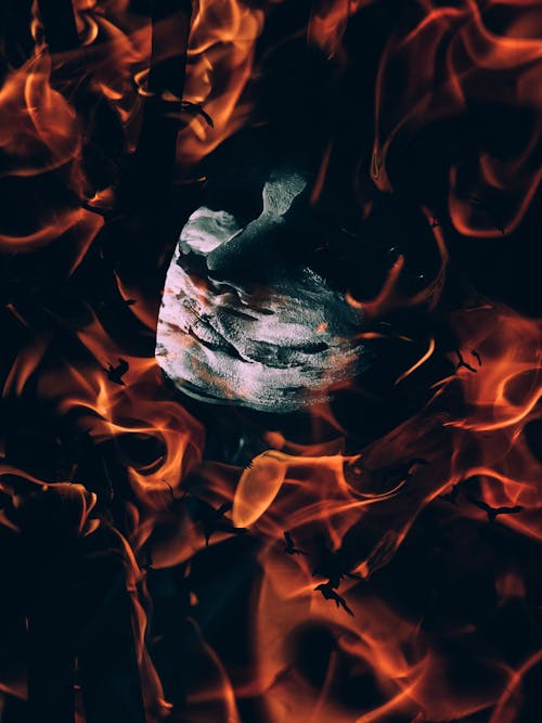 Darmowe zdjęcie z galerii z ciemny, maska, ogień