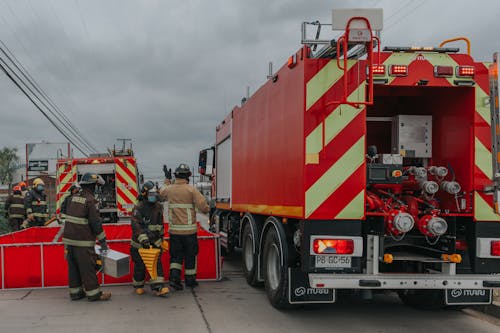 Darmowe zdjęcie z galerii z pojazd ratunkowy, pracować, strażacy