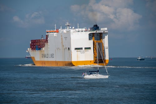Foto profissional grátis de cargueiro, céu azul, embarcação