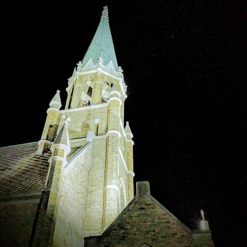 Бесплатное стоковое фото с город ночью, церковная башня