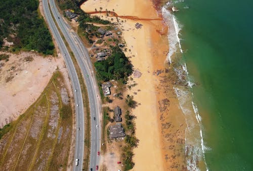 海邊公路的鳥瞰圖