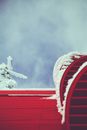 充满活力的红色建筑结构、新鲜的雪与明朗的冬日天空，形成了鲜明的对比
