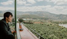 从咖啡馆阳台可以看见宁静的山脉和田野景观