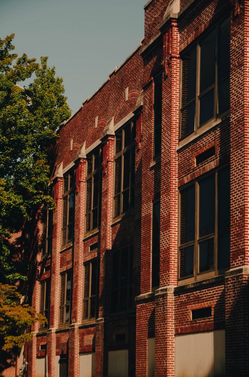 Free A charming view of an old brick building facade with windows in Manheim, Pennsylvania. Stock Photo