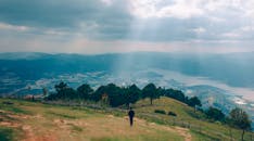 阳光明媚，山地景观宁静，景色宜人