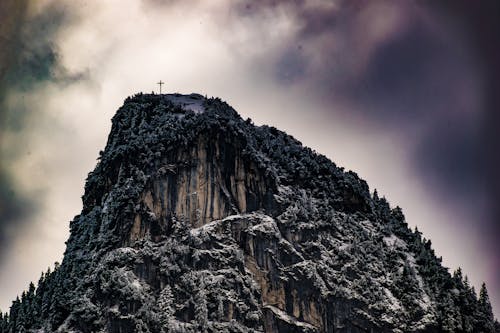 Gratis Fotografi Sudut Rendah Salib Di Puncak Gunung Foto Stok
